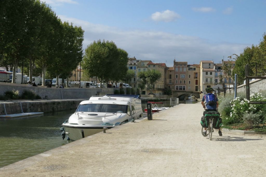 Traversée de Narbonne le long du canal